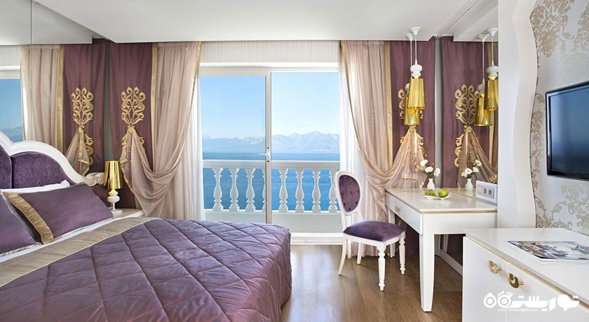 تخت بزرگ اتاق دلوکس